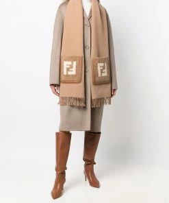 Fendi logo-patch knitted scarf